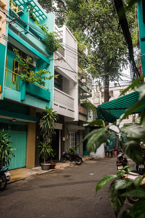 
Ngôi nhà 64 m2 nằm trong hẻm của Sài Gòn được xây dựng từ những năm 1990. Gia đình đang sống ở đây là một cặp vợ chồng và hai con gái nhỏ. Ngôi nhà được cải tạo với mặt tiền màu trắng hiện đại, đơn giản hơn nhưng vẫn có sự thu hút riêng.
