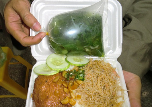 Túi nilon được tận dụng đựng thức ăn khi vẫn còn nóng
