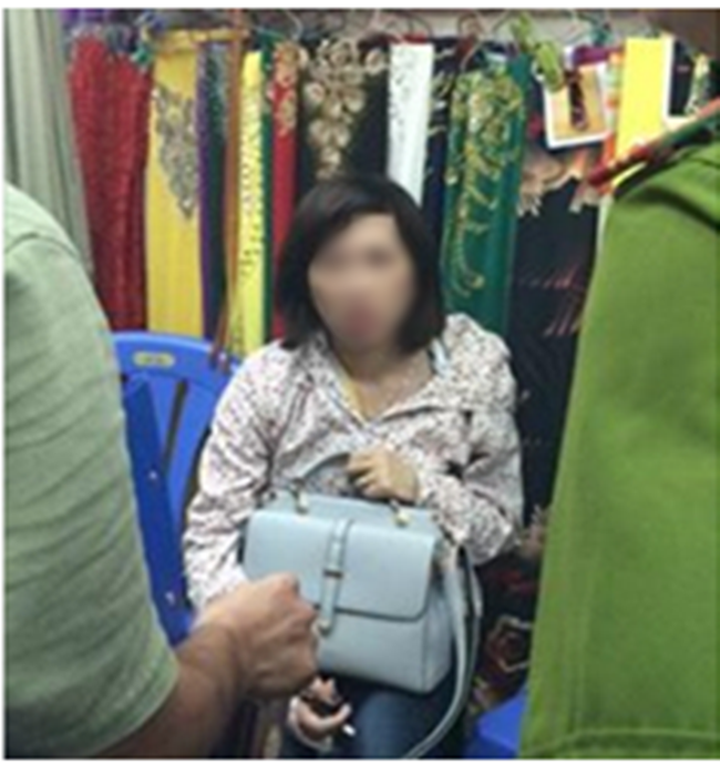 
Nữ quái bị chủ tiệm vải bắt quả tang khi đang mở túi lấy trộm ví tiền. Ảnh: Facebook
