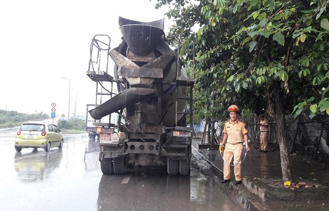 Chiếc xe trộn bêtông bị người dân chặn lại sau khi va chạm chết người. Ảnh: T.H.