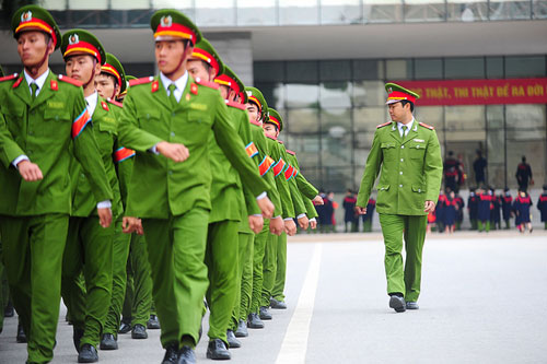 Mặc cảnh phục màu xanh là mơ ước của nhiều bạn trẻ, nhưng bao nhiêu trong số đó thực sự muốn vào ngành vì luôn sẵn sàng đối mặt với cái ác để bảo vệ cái thiện?. Ảnh: Giang Huy.