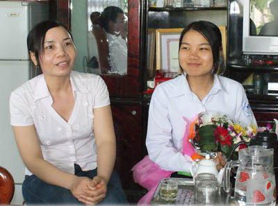 Ngọc Oanh (phải) và mẹ tại nhà riêng thời điểm mới đăng quang