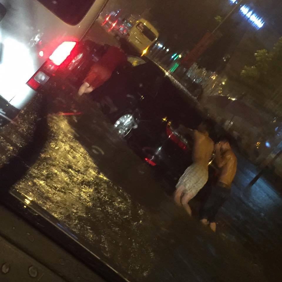 Ô tô chết máy ở phố Văn Cao trong cơn mưa tối qua