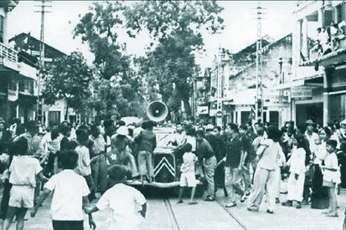 Xe loa ph&aacute;t lệnh tổng khởi nghĩa tại H&agrave; Nội ng&agrave;y 19/8/1945.