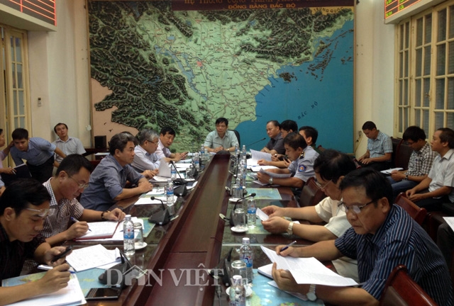 Bộ trưởng Bộ NNPTNT Nguyễn Xuân Cường chủ trì cuộc họp chống bão khẩn sáng 19.8.