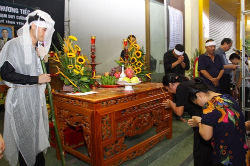 
Gia quyến b&iacute; thư Phạm Duy Cường đau buồn trước mất m&aacute;t lớn. Ảnh: Ngọc Th&agrave;nh.
