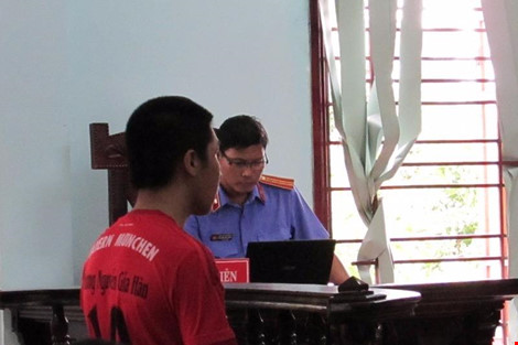 
Bị c&aacute;o Nguyễn Phi C&ocirc;ng tại phi&ecirc;n t&ograve;a sơ thẩm ng&agrave;y 19/8. Ảnh: N.NAM
