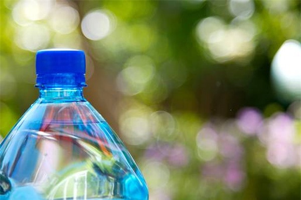
Các nhà khoa học đã phát hiện được khoảng 300 triệu vi khuẩn trên mỗi xen-ti-mét vuông vỏ chai nhựa đã qua sử dụng.
