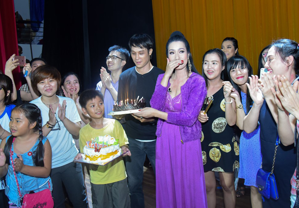 
Trịnh Kim Chi rơi nước mắt khi các đồng nghiệp đã bí mật chuẩn bị bánh để mừng cô bước sang tuổi 45. Họ cùng hát chúc mừng sinh nhật cô ngay trên sân khấu kịch.
