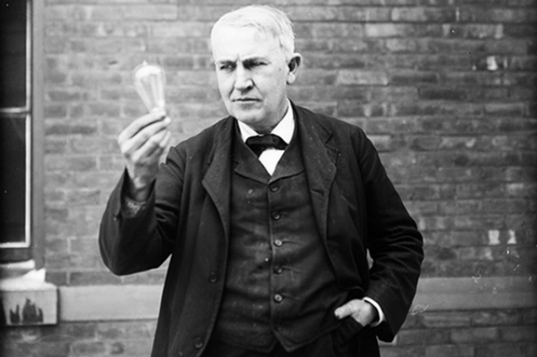 
Thomas Edison (1847 – 1931) là nhà khoa học, nhà sáng chế và một thương nhân đã phát minh ra rất nhiều thiết bị có ảnh hưởng tới cuộc sống của chúng ta, trong đó, phát minh nổi tiếng nhất của ông là bóng đèn.
