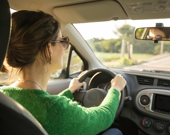 
Nữ tài xế lái xe taxi cũng thường gặp những rủi ro. Ảnh minh họa
