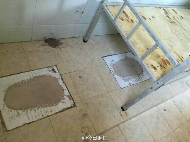 
Bệ xí trong nhà vệ sinh được trát ximăng để tạo nền phẳng cho phòng ngủ giường tầng cho học sinh. (Nguồn: CCTV)
