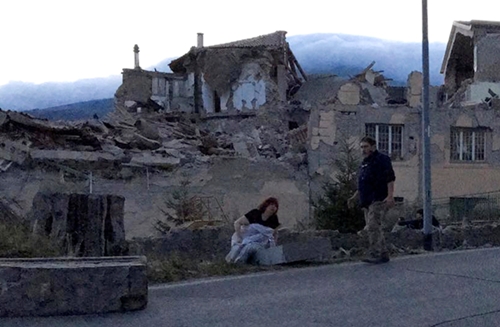 
Nhà cửa tại thị trấn Amatrice bị phá hủy sau trận động đất sáng sớm 24/8. Ảnh:Reuters.
