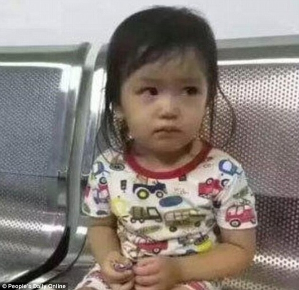 
Cô bé 2 tuổi được tìm thấy bên ngoài nhà vệ sinh công cộng ở Huệ Châu, Quảng Đông, Trung Quốc.
