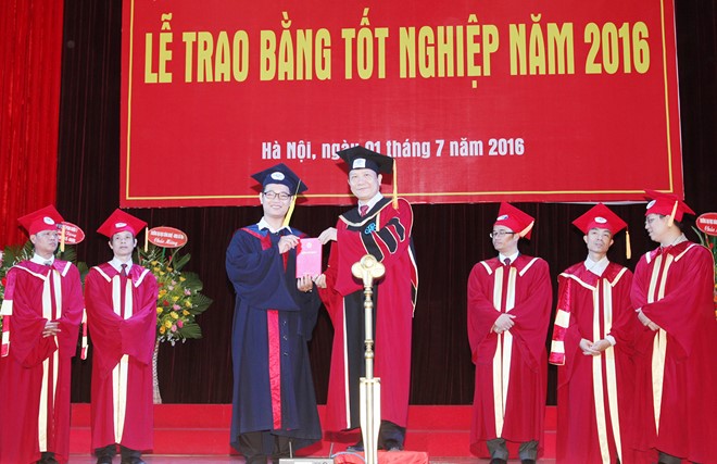 Đinh Xuân Chung là thủ khoa ĐH Kinh tế - ĐH Quốc gia Hà Nội năm 2016.