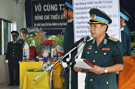 
Thiếu tướng Nguyễn Tử Bình, Chính ủy Trường Sĩ quan Không quân trình bày điếu văn truy điệu Thiếu úy Phạm Đức Trung.
