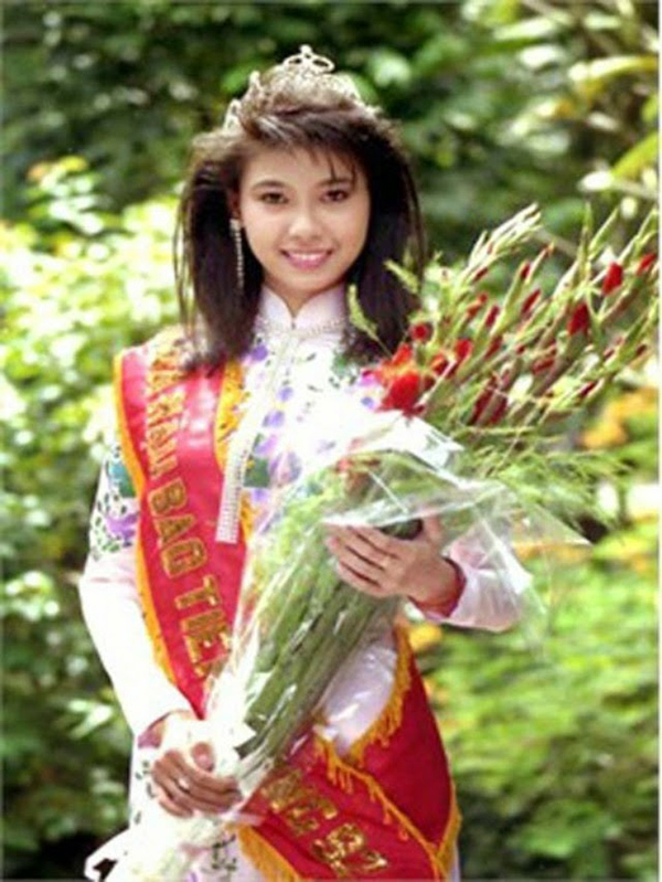 
Hà Kiều Anh đăng quang ngôi vị Hoa hậu Việt Nam năm 1992 khi cô vừa mới tròn 16 tuổi.
