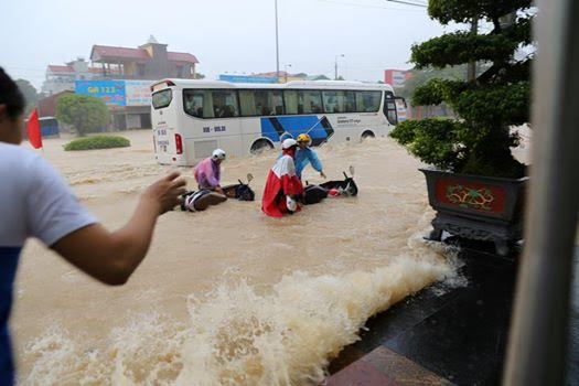 
Xe máy đi vào “biển nước” tại TP Vĩnh Yên bị sóng đánh nghiêng ngả. Ảnh: Trần Ngọc Kha

 

Đang bị mắt kẹt tại TP Vĩnh Yên, ông Trần Ngọc Kha (Hà Nội) cho biết, đoạn qua khu công nghiệp Khai Quang và siêu thị Big C đang bị ngập rất sâu từ 50-60cm, cá biệt có chỗ 80-90cm.
