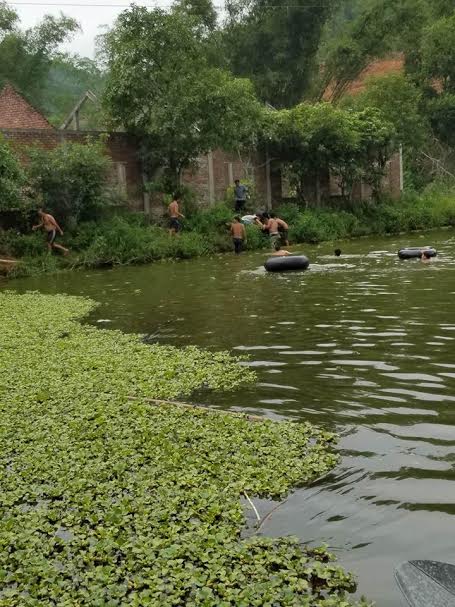 Người d&acirc;n trục vớt thi thể của hai cha con dưới hồ.