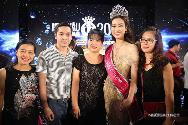 
Hoa hậu Đỗ Mỹ Linh hạnh phúc bên mẹ (trái) sau giây phút đăng quang, tối 28/8.
