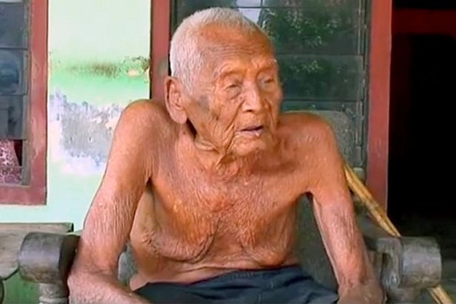 Cụ ông Mbah Gotho được coi là người già nhất thế giới theo hồ sơ do chính quyền Indonesia cung cấp. Ảnh: CEN