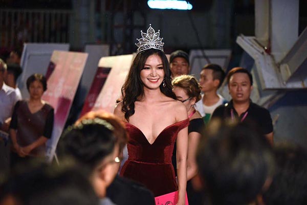 
Thùy Dung thu hút mọi ánh nhìn khi xuất hiện trên thảm đỏ chung kết Hoa hậu Việt Nam 2016.
