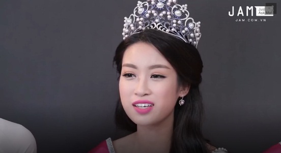 
Tân Hoa hậu Đỗ Mỹ Linh: Em nghĩ thời trẻ ai mà không nông nổi.

