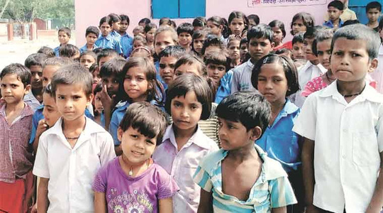 
Các học sinh của trường tiểu học Gandaman ở TP Chhapra - Ấn Độ. Ảnh: Indian Express
