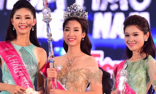 Từ trái qua: Á hậu 1 Thanh Tú, Hoa hậu Mỹ Linh, Á hậu 2 Thùy Dung.