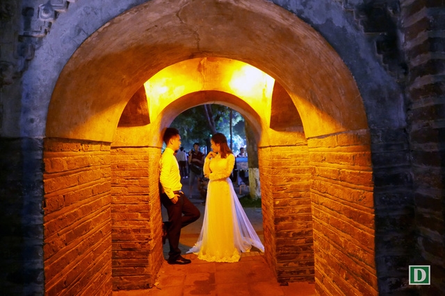Cặp đôi tranh thủ chụp ảnh cưới dưới tháp Hòa Phong bên bờ hồ Gươm ngay khi nơi đây trở thành không gian đi bộ.