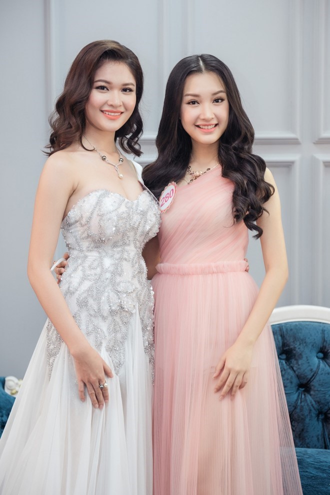 
Huỳnh Thị Thùy Dung (trái) chụp ảnh cùng Ngọc Trân trong thời gian tham gia cuộc thi. Ảnh: BTC
