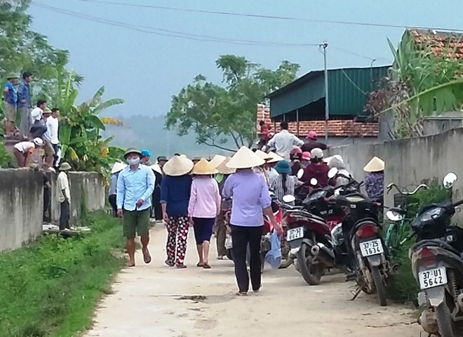 
Người d&acirc;n k&eacute;o tới hiện trường vụ &aacute;n mạng. Ảnh: Nam An.
