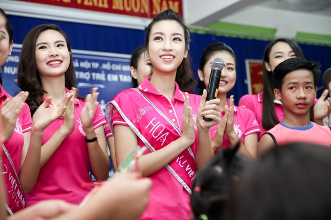 
Sau đêm đăng quang, hoa hậu Mỹ Linh và top 10 cuộc thi Hoa hậu Việt Nam 2016 tiếp tục đồng hành cùng ban tổ chức, tham gia các chuyến thiện nguyện. Ngày 30/8, các người đẹp đã đến trung tâm Nuôi dưỡng và chăm sóc trẻ em Tam Bình, quận Thủ Đức, TP HCM.
