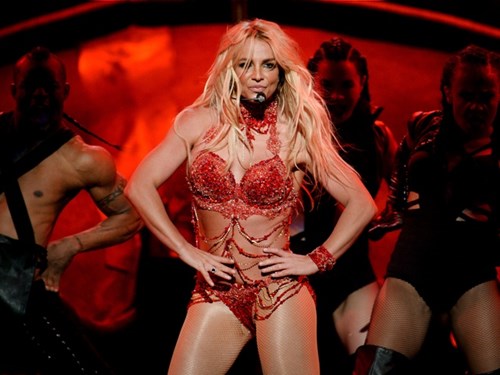 
Britney Spears xếp hạng 99 trong danh sách những người nổi tiếng kiếm nhiều tiền nhất thế giới năm 2016 với 30,5 triệu USD. Đây là bước lùi của công chúa nhạc Pop, do cô thu về tới 31 triệu USD năm 2015 và 58 triệu USD năm 2012.
