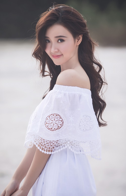 Vẻ ngoài xinh đẹp, trong trẻo khiến Midu nhanh chóng thu được thành công trên nhiều lĩnh vực như điện ảnh, thời trang.