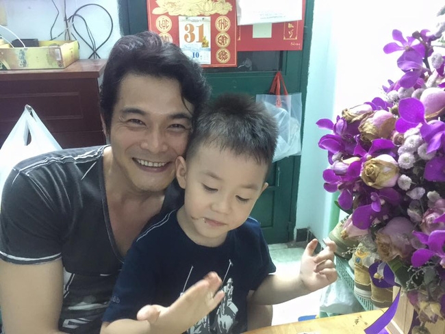 Qu&aacute;ch Ngọc Ngoan hạnh ph&uacute;c mừng sinh nhật con trai.