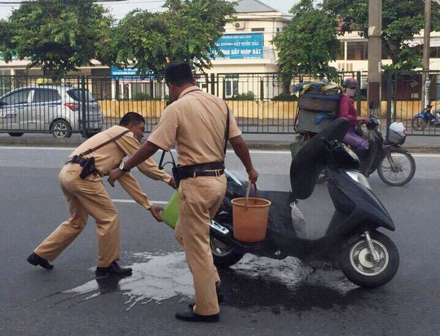 Chiếc xe máy may mắn được các chiến sĩ CSGT cứu sống.