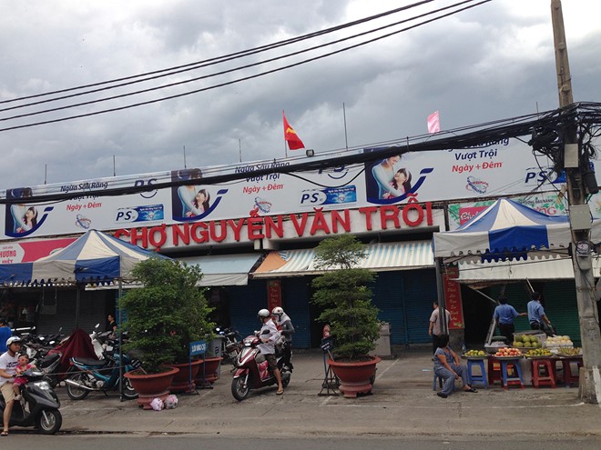 
Chợ Nguyễn Văn Trổi vào lúc 15h chiều, các cửa tiệm mặt tiền đóng sạp vì vắng khách. Ảnh: Thái Nguyễn
