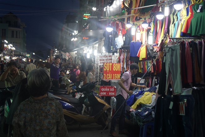 Chợ Hạnh Thông Tây bắt đầu hoạt động từ 4h chiều và đông đúc nhất vào 8h tối. Những ngày giáp Tết, chợ hoạt động đến 12h đêm. Ảnh: Khải Trần.