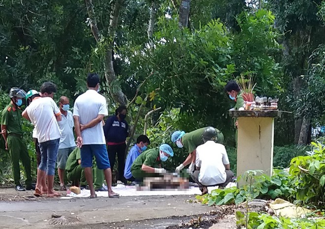 C&ocirc;ng an kh&aacute;m nghiệm tử thi anh Qu&acirc;n, t&ecirc;n thường gọi l&agrave; Xu&acirc;n. Ảnh: Việt Tường.