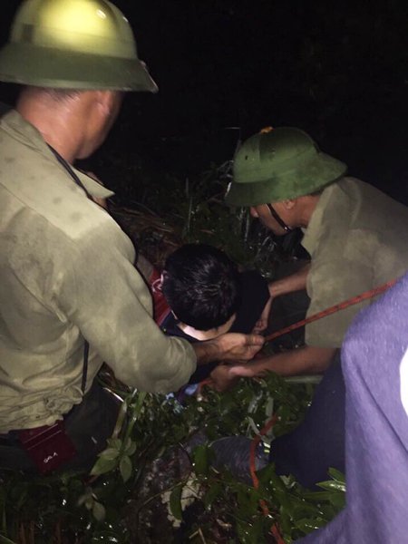 Anh Đắc được lực lượng chức năng đưa l&ecirc;n khỏi vực sau 12 tiếng rơi xuống.