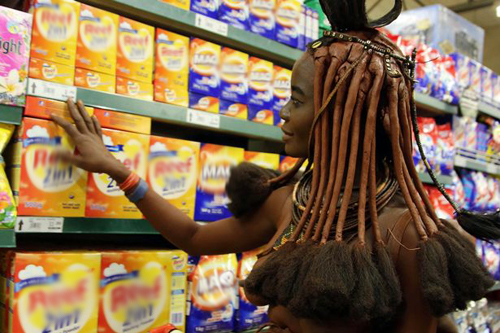
Cô gái thuộc bộ lạc Himba tìm mua bột giặt trong siêu thị. Ảnh: Caters
