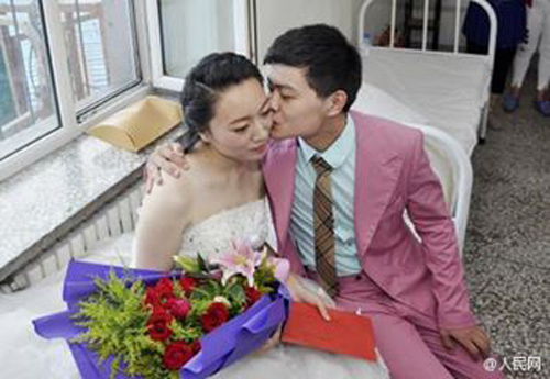 
Cô dâu chú rể trong ngày cưới. Ảnh: Peoples Daily Online
