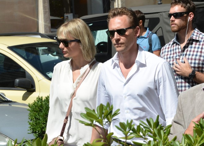 Mối quan hệ giữa Taylor Swift và Tom Hiddleston đang dần rạn nứt.
Bên cạnh đó, người này cũng khẳng định chuyện tình cảm chưa bao giờ là điều dễ dàng đối với ngôi sao kiếm tiền giỏi nhất thế giới - Taylor Swift. Với tính cách độc lập, mạnh mẽ cùng sự thành công đến từ quá sớm, nữ ca sĩ luôn không cảm thấy mình cần một người đàn ông nào để dựa dẫm.

Thêm vào đó, dù có nhiều mối quan hệ, Swift cũng chưa từng bước lên thảm đỏ cùng người bạn trai nào, kể cả mối tình 15 tháng Calvin Harris. Tuy vậy, lời khước từ của cô vẫn không khỏi khiến bạn trai hiện tại thất vọng.

Về phía Hiddleston, tờ Radar Online cũng cho biết anh không còn thoải mái khi liên tục phải bay nửa vòng trái đất để tới thăm Taylor. Hiện tài tử đang đảm nhận vai diễn trong phần 3 phim Thor tại Australia. Trước đó, anh đã 2 lần bay về Mỹ chỉ để gặp gỡ người yêu.




Taylor Swift và Tom Hiddleston sánh bước bên nhau đầy hạnh phúc trong kỳ nghỉ ở Italia.


Nữ ca sĩ 26 tuổi bắt đầu hẹn hò nam tài tử xứ sương mù từ tháng 6, chỉ 2 tuần sau khi cô chính thức chia tay với DJ Calvin Harris. Chuyện tình của cặp đôi đã tốn biết bao giấy mực của báo giới, bởi nhiều khoảnh khắc thân mật bên gia đình.

Chuyện tình chóng vánh của cặp đôi vướng phải không ít lời đồn thổi cho rằng đây chỉ là chiến dịch PR để quay MV ca nhạc. Đáp lại, Tom Hiddleston sớm lên tiếng khẳng định Taylor Swift chính là mẫu phụ nữ lý tưởng của anh, và chuyện tình cảm giữa 2 người là hoàn toàn chân thật.

Theo Diệp Trà

Zing
