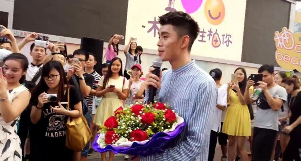 
Màn cầu hôn lãng mạn diễn ra hôm 4/9 tại một trung tâm mua sắm ở thành phố Quảng Châu, tỉnh Quảng Đông, Trung Quốc. Lúc khoảng 6h chiều, chàng trai trẻ thu hút sự chú ý của người qua lại khi bắt đầu hát và tiến về phía một cô gái trẻ diện đầm trắng.
