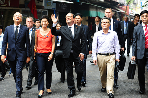 Tổng thống Ph&aacute;p Francois Hollande đi dạo tr&ecirc;n phố M&atilde; M&acirc;y. Ảnh: Giang Huy.