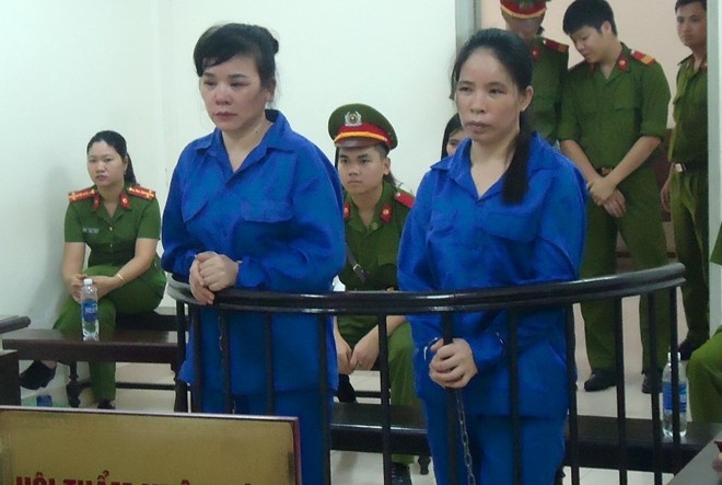 Bị cáo Thu (trái), Sáu tại tòa. Ảnh: Vân Thanh.