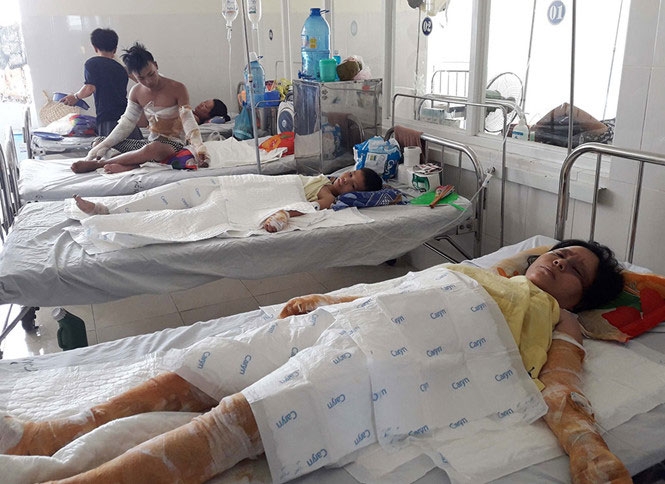 B&agrave; Hồng, em Tiến v&agrave; Thắng đang điều trị tại bệnh viện.