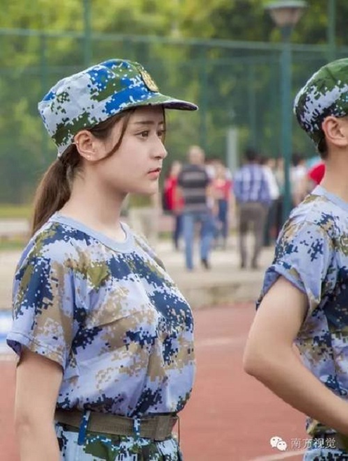 Theo QQ, tháng 9 là mùa khai trường ở Trung Quốc, cũng là thời điểm những sinh viên năm thứ nhất bắt đầu khóa huấn luyện quân sự. Trên mạng xã hội Weibo, người sử dụng liên tục đăng ảnh những tân sinh viên có gương mặt khả ái lên mạng.