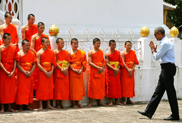 
Sau khi tham dự Hội nghị Thượng đỉnh G20 tại Hàng Châu, Trung Quốc, hôm 6/9, Tổng thống Mỹ Barack Obama bay tới Lào để tham dự Hội nghị cấp cao ASEAN. Ông tranh thủ tới thăm thành phố Luang Prabang ở miền núi phía bắc Lào, một địa điểm từng được chứng nhận là Di sản Thiên nhiên Thế giới của UNESCO. Điểm dừng chân đầu tiên của ông Obama là chùa Wat Xieng Thong, ngôi chùa cổ được xây dựng từ thế kỷ 16. Trong ảnh, ông Obama chào các&nbsp;nhà sư của chùa.
